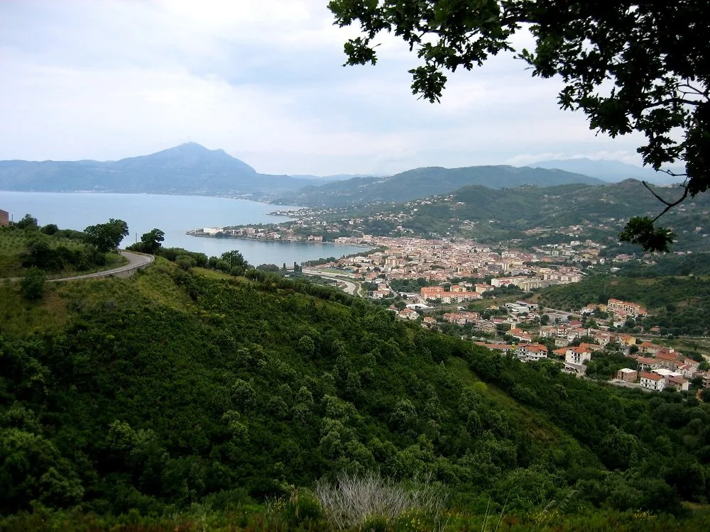 Panorama di Sapri, sul golfo di Policastro, luogo di lavoro di Emilio Ventura