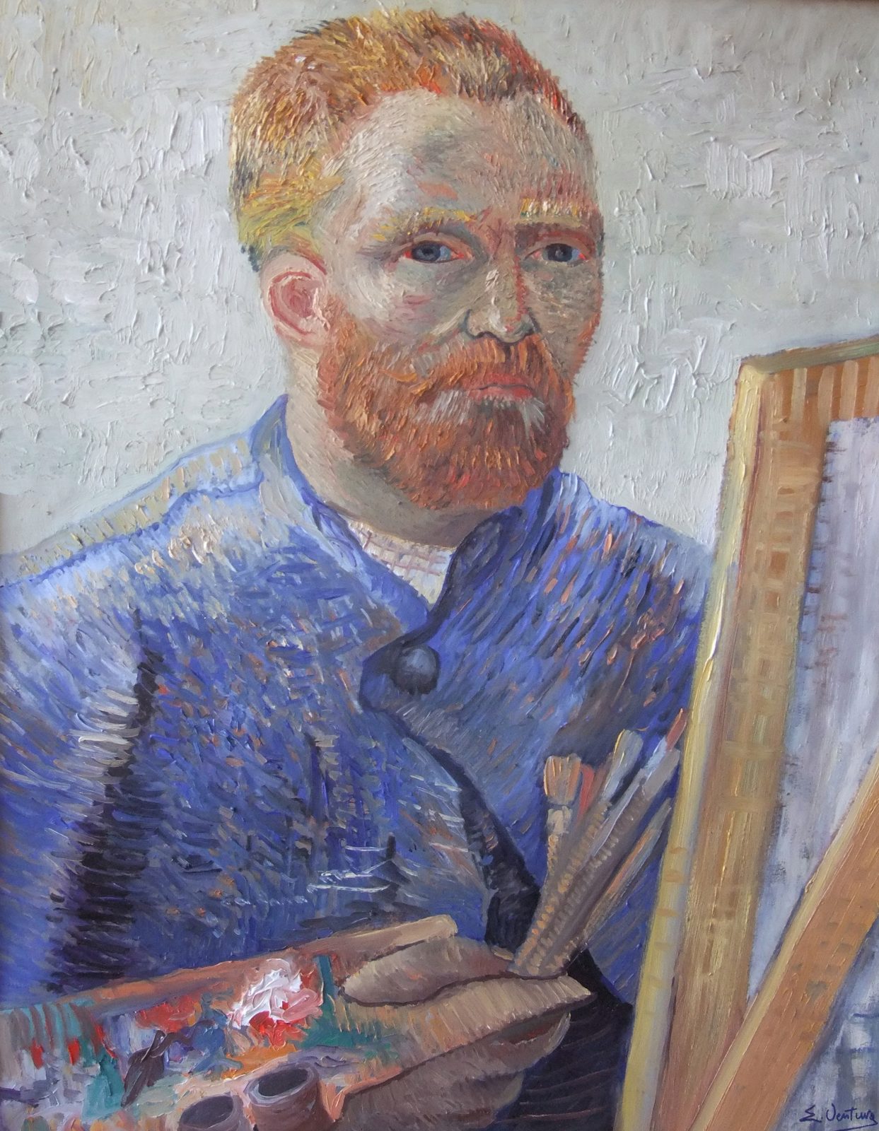 Riproduzione del dipinto 'Autoritratto al cavalletto' di Vincent Van Gogh, raffigurante l'artista con tavolozza e pennelli davanti a una tela, con uno sfondo blu intenso e dettagli in ocra.