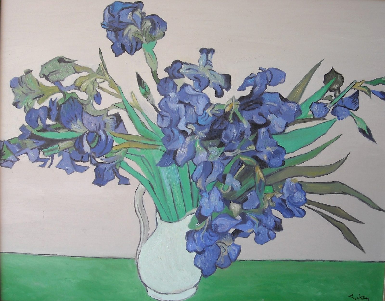 Riproduzione del dipinto 'Vaso con Iris' di Vincent Van Gogh, raffigurante un vaso di ceramica blu contenente un rigoglioso mazzo di iris blu-violetti, su uno sfondo giallo-arancione.